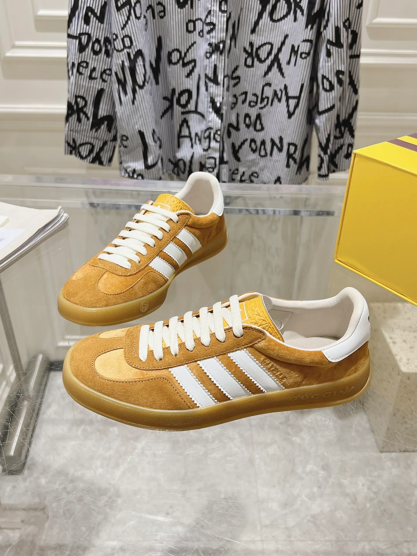 👟👟Ex-factory price 520👟👟Gucci&adidas joint limited edition couple's sneakers. A super nice joint casual sneaker with rich and bold colors! It showed everyone a completely different charm from the past! Combining retro style and youthful sports style to create a new aesthetic! Vitality yet stylish at the same time! ! Upper - made of cowhide, cowhide, cloth. Lining - sheepskin lining for foot pads. Sole - original open-molded beef tendon non-slip and wear-resistant outsole. Size: 35-47 (couple style)
